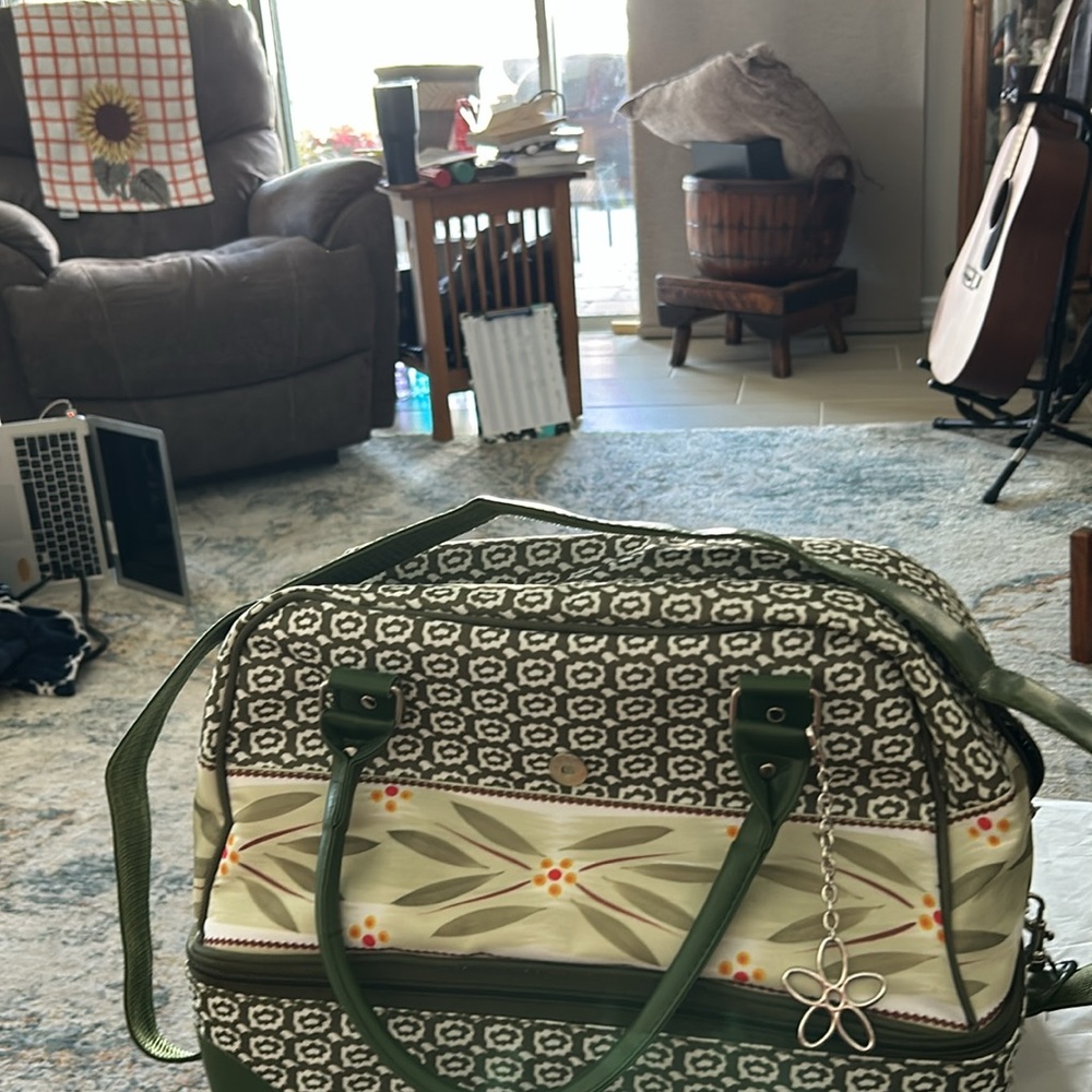 Temptation, old world, sage, double insulated tote with 2 qu casserole 13 x 11 - Picture 5 of 12